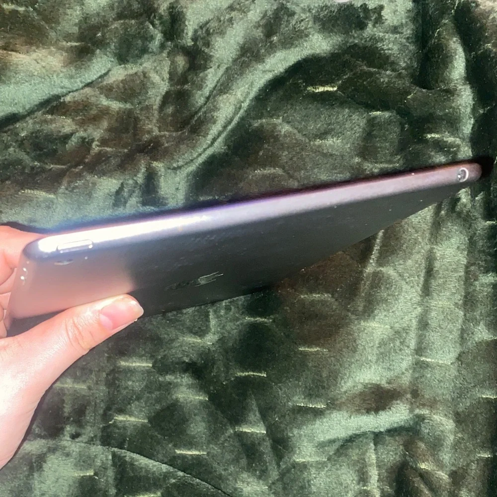 Apple iPad - Sleek Silver Finish, Good Condition
